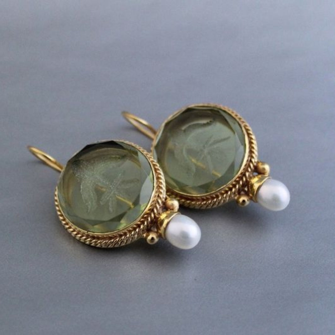 Round earrings with green stone and pearl